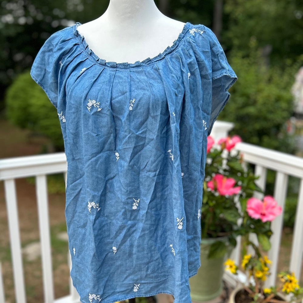 LC Lauren Conrad XXL Blue Floral Embroidered Pleated Top